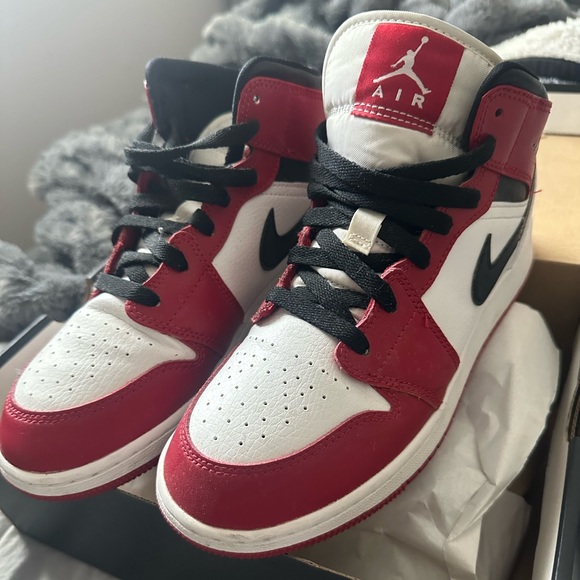 Air Jordan 1 Mid GS ‘Chicago’ - Picture 4 of 5